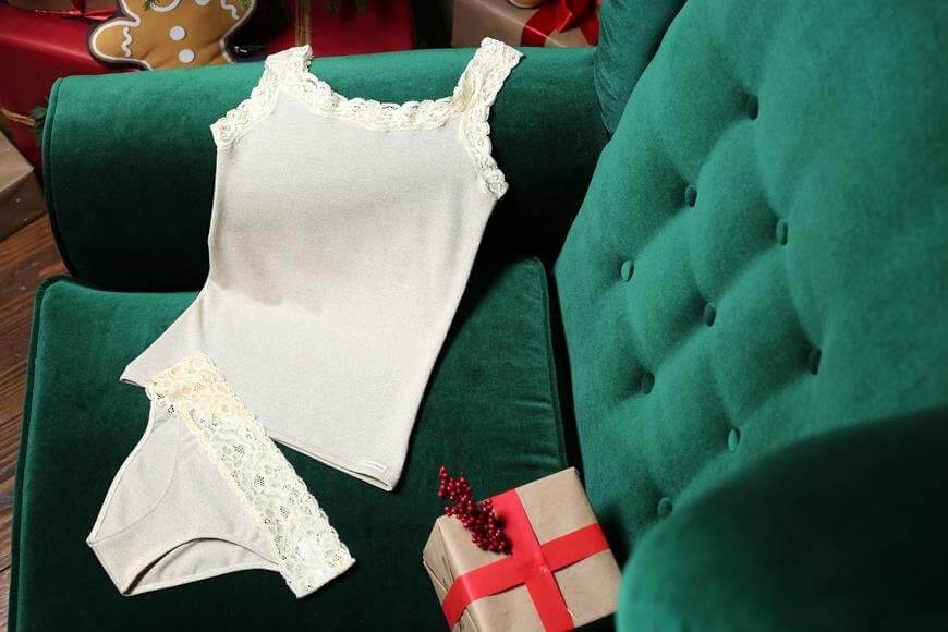 Komplet beli ženski donji veš na fotelji
